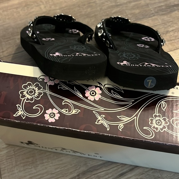 NIB MONTANA WEST Rhinestone Flower pattern flip flops Size: 7 - Picture 9 of 13